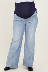 woman wearing light wash maternity plus jeans with a supportive belly band and side pockets