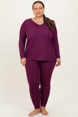 woman wearing a plum long sleeve v-neck top and matching leggings in plus size