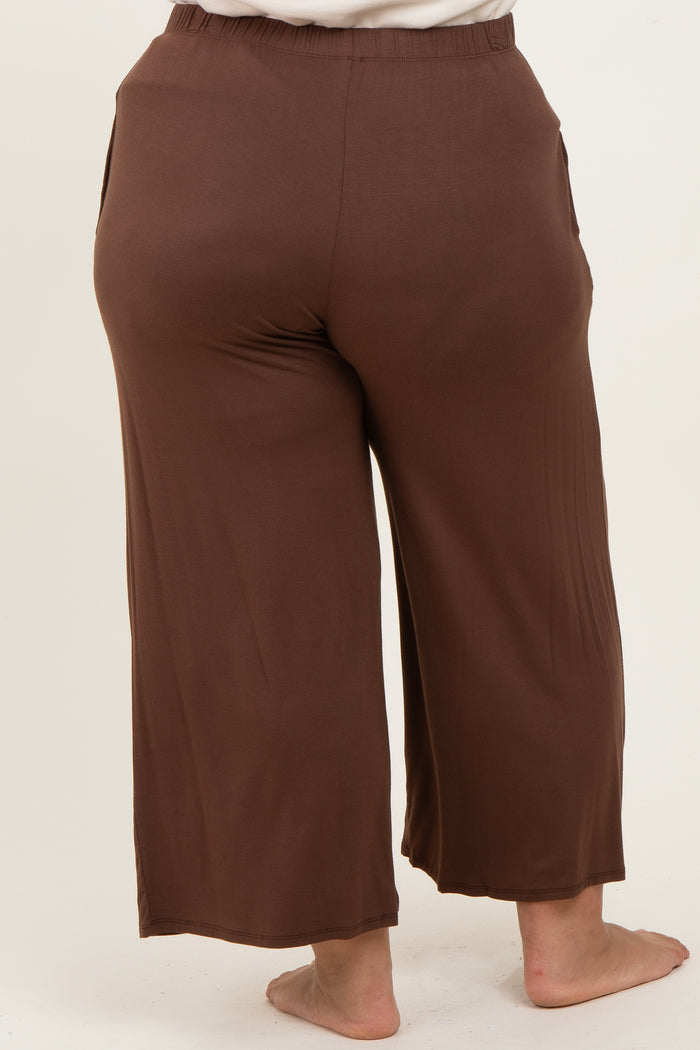 back view of woman wearing brown plus size culotte pants with side pockets