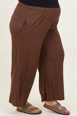 maternity wear brown wide leg pants with side pockets, worn by a model showcasing her baby bump