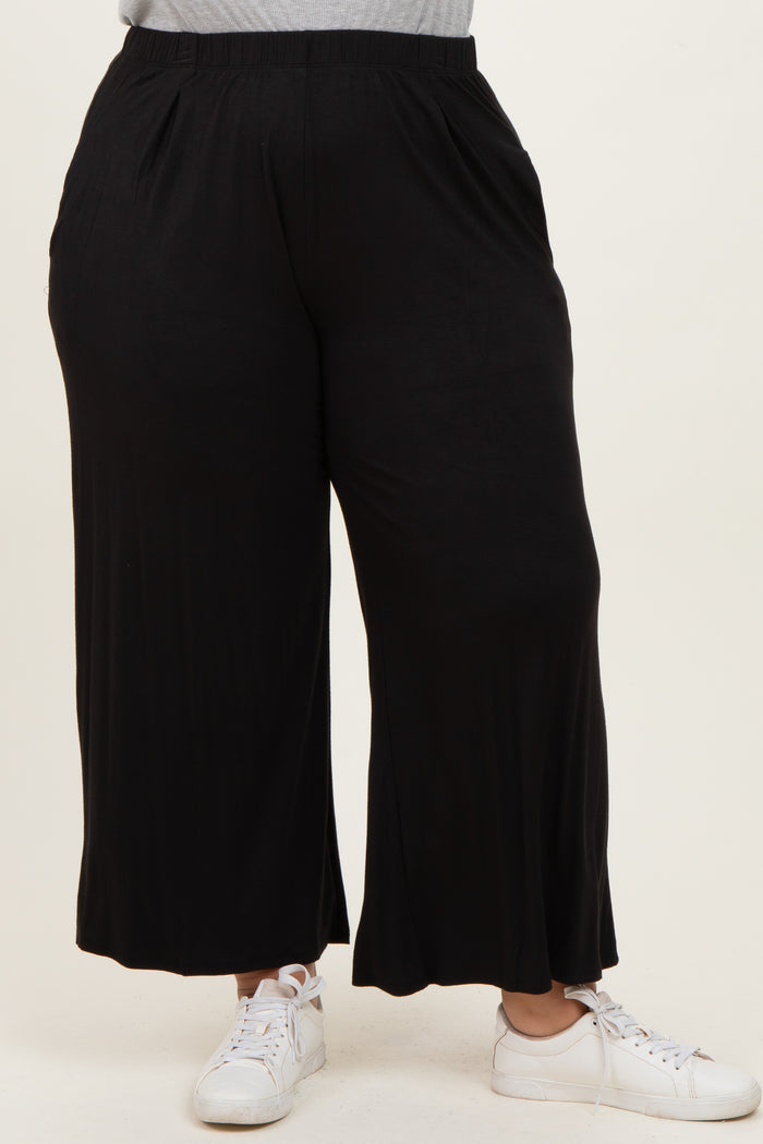 woman wearing black wide-leg plus-size pants with an elastic waistband and side pockets