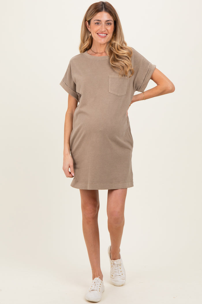 woman wearing a beige short sleeve maternity dress with a pocket and a visible baby bump